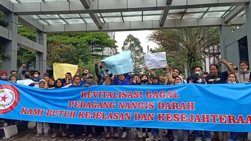 Puluhan Pedagang Pasar Ciputat Gelar Aksi Damai Di Pemkot Tangsel