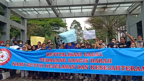 Puluhan Pedagang Pasar Ciputat Gelar Aksi Damai Di Pemkot Tangsel