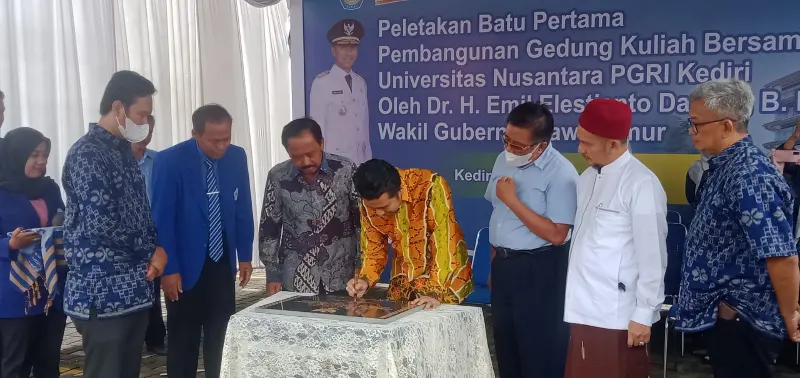 Usai Orasi Ilmiah, Wagub Jatim Emil Letakan Batu Pertama