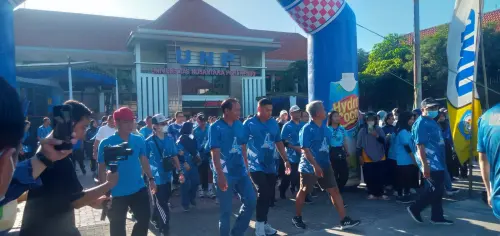 Mlaku Bareng Mas Abu, Warnai Kemeriahan Dies Natalis UNP Kediri Ke-46