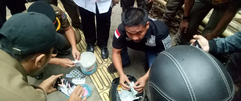 Satpol PP Sita Ribuan Butir Obat Keras Golongan G