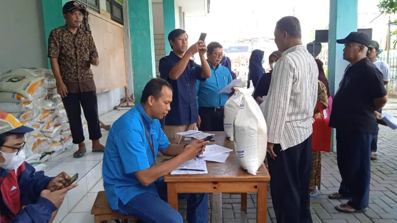 502 Keluarga Penerima Manfaat Terima Beras 10 Kg