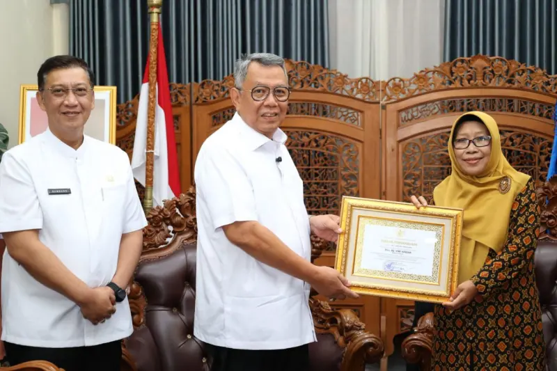 Bantu Tangani Korban Kecelakaan Guci, Wali Kota Benyamin Beri Penghargaan ke Pemkab Tegal