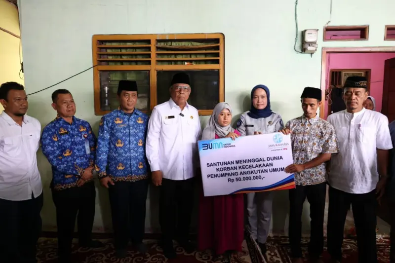 Benyamin Serahkan Santunan Jasa Raharja Korban Kecelakaan Bus Guci