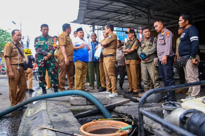 Pemkot Atasi Genangan Air Berwarna Hitam di Jalan Raya Ceger Pondok Aren