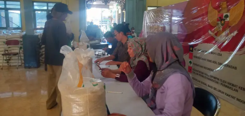 Warga Mojoroto Kota KediriÂ  Terima Bantuan Beras 10 KilogramÂ 