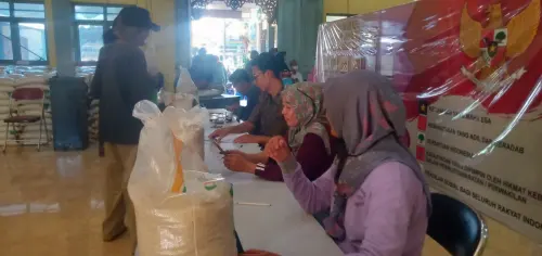 Warga Mojoroto Kota KediriÂ  Terima Bantuan Beras 10 KilogramÂ 