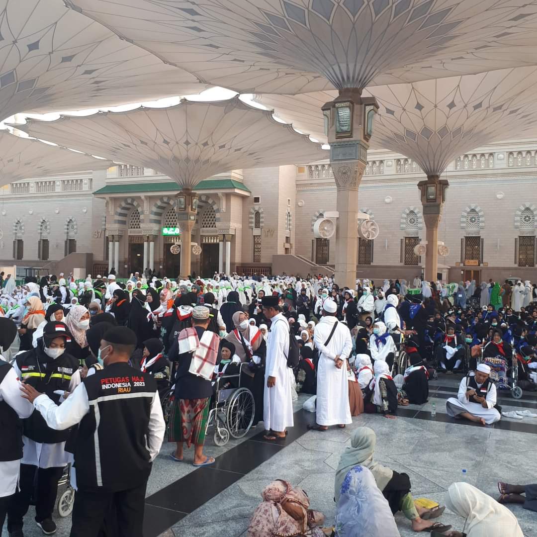 Jamaah Haji Kloter 28 JKG Asal Tangsel Ziarah ke Makam Rasulullah SAW