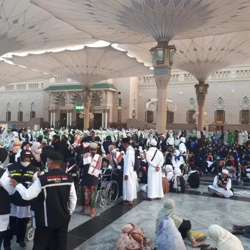 Jamaah Haji Kloter 28 JKG Asal Tangsel Ziarah ke Makam Rasulullah SAW