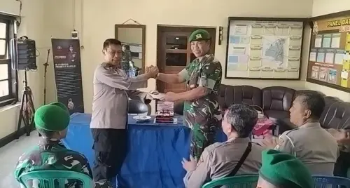 Bawa Kue Ulang Tahun Bhayangkara Ke-77, Ormas dan TNI Datangi Polsek Mojoroto Hingga&nbsp;Kapolsek Menangis&nbsp;