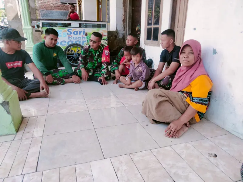 Begini Momen TMMD 117 Warga & TNI Asyik Ngobrol Bareng