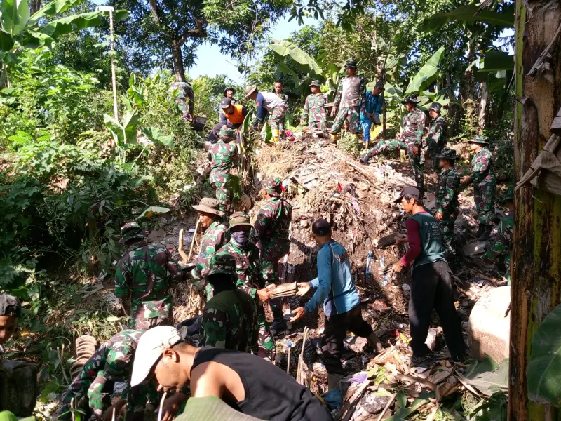 Hari libur, Satgas TMMD 117 Kodim 0809/Kediri Ajak Warga Kerjabakti