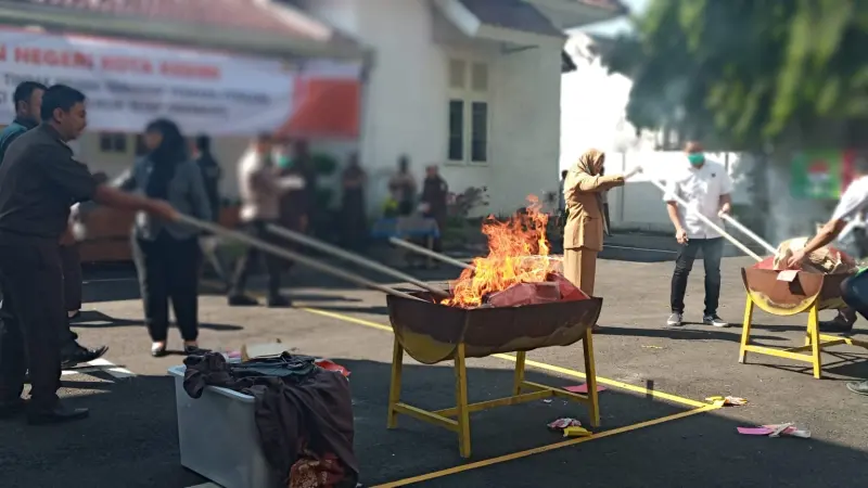 Kejari Kota Kediri Musnahkan Barbuk dari 55 PerkaraÂ 