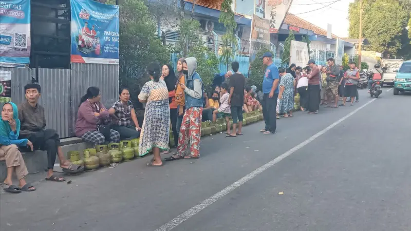Miris! Warga Kota KediriÂ Antre Berjam-Jam Demi Gas Melon 3 Kg