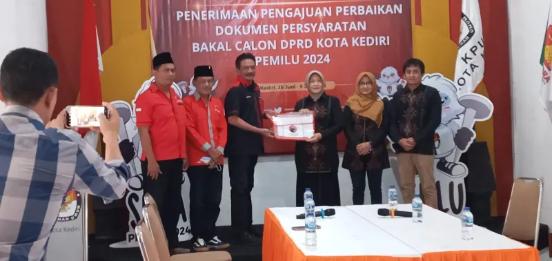 PDIP Kota Kediri Serahkan   Berkas Bacaleg, KPU Nyatakan Perbaikan  LengkapÂ 