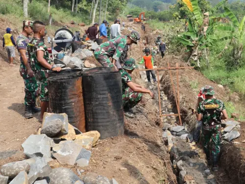 Pembangunan Jalan Penghubung Kota hingga Kabupaten Kediri Capai 68 Persen, Satgas TMMD Pastikan Sesuai Target