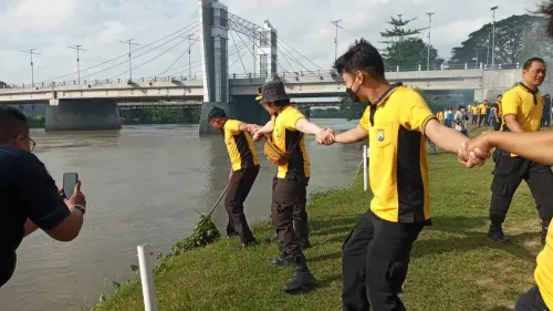 Polres Kediri Kota Bersama Relawan Bersih-Bersih Sungai Brantas