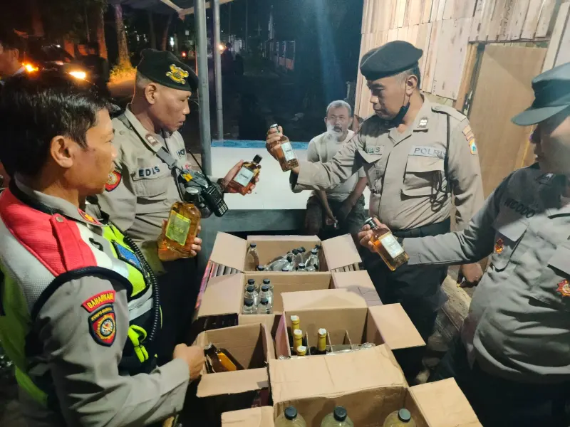 Polsek Mojoroto RaziaÂ Penjual Miras Tak Berizin, Puluhan Botol Langsung Diangkut