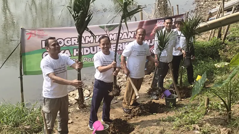 Aksi Peduli Lingkungan: Karyawan Indah Kiat dan Banksasuci Bersih-bersih Sungai Cisadane
