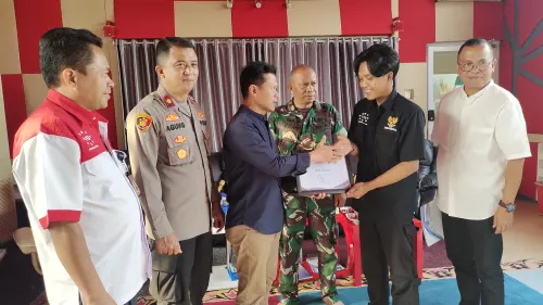 Camat Ciputat Timur Hamdani Beri Penghargaan Zani Pemanjat Tiang Bendera&nbsp;