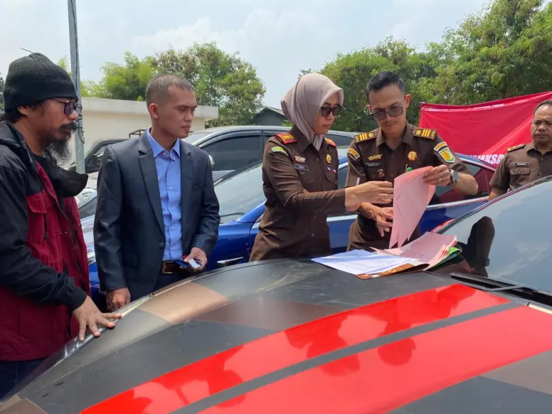 Jalankan Putusan MA, Kejari Tangsel Serahkan Barang Bukti Perkara Indra Kenz pada Korban