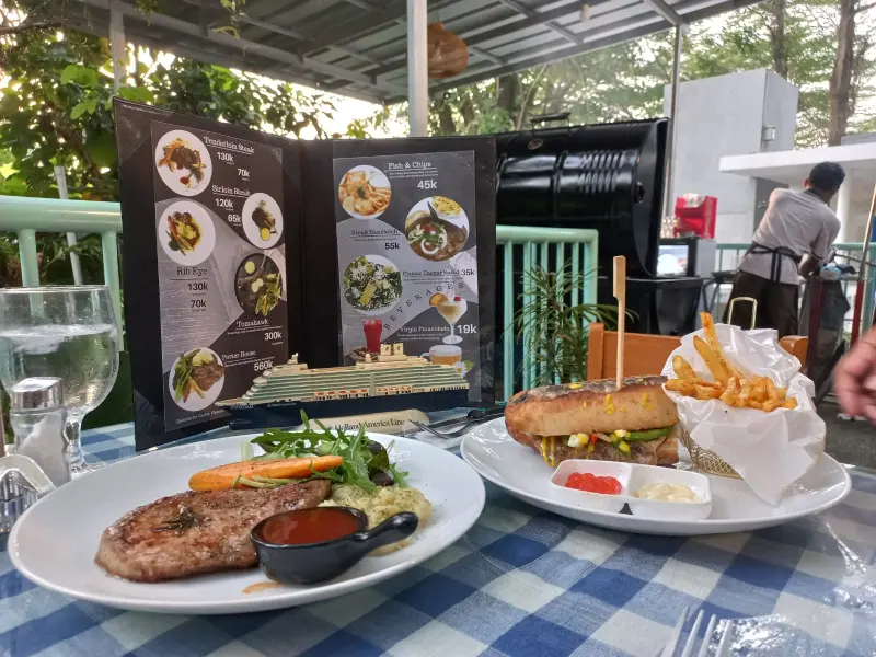 Jangan Takut Kolestrol, Makan Daging di Danish Smokey Steak Minumnya Bir Pletok