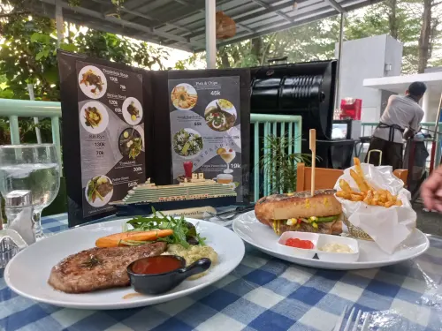 Jangan Takut Kolestrol, Makan Daging di Danish Smokey Steak Minumnya Bir Pletok