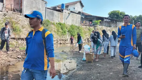 Peringati HSN Penggiat Lingkungan Kota Kediri Bersihkan Sungai Kedak