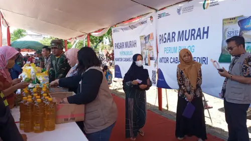 Warga Kota Kediri&nbsp; Antre Sembako Murah Saat Penutupan TMMD