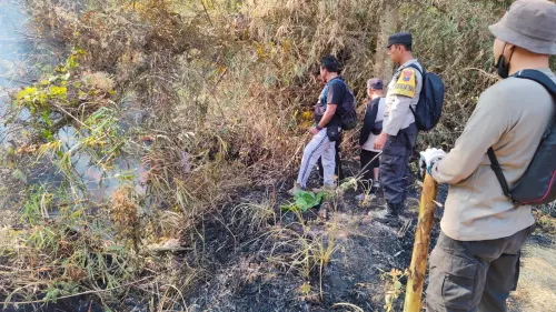 Cegah Kebakaran Meluas di&nbsp; Lereng Gunung Klotok Kediri, Ini yang Dilakukan Polisi
