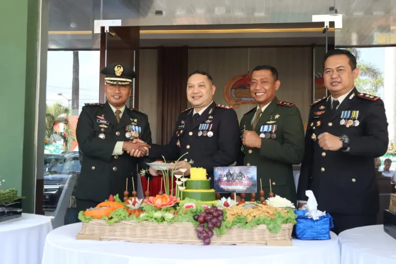 HUT TNI ke-78, Kodim 0809 Kota Kediri Potong Tumpeng Hingga Beri Penghargaan