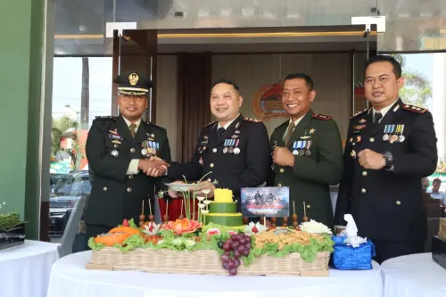 HUT TNI ke-78, Kodim 0809 Kota Kediri Potong Tumpeng Hingga Beri Penghargaan