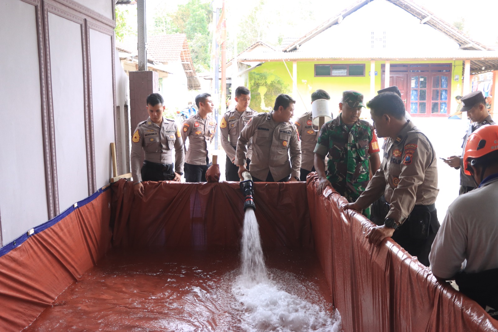 Gunakan Water Cannon, Polres Blitar Kota DistribusiÂ  Air Bersih Atasi KekeringanÂ Â 