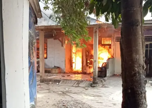 Percikan Api Mesin Air HanguskanÂ  Rumah Warga di CiputatÂ 