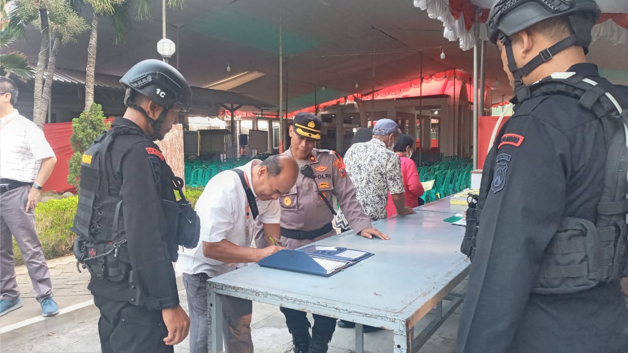 Gereja Berusia 100 Tahun di Kediri Dijaga Ketat Anggota KepolisanÂ 