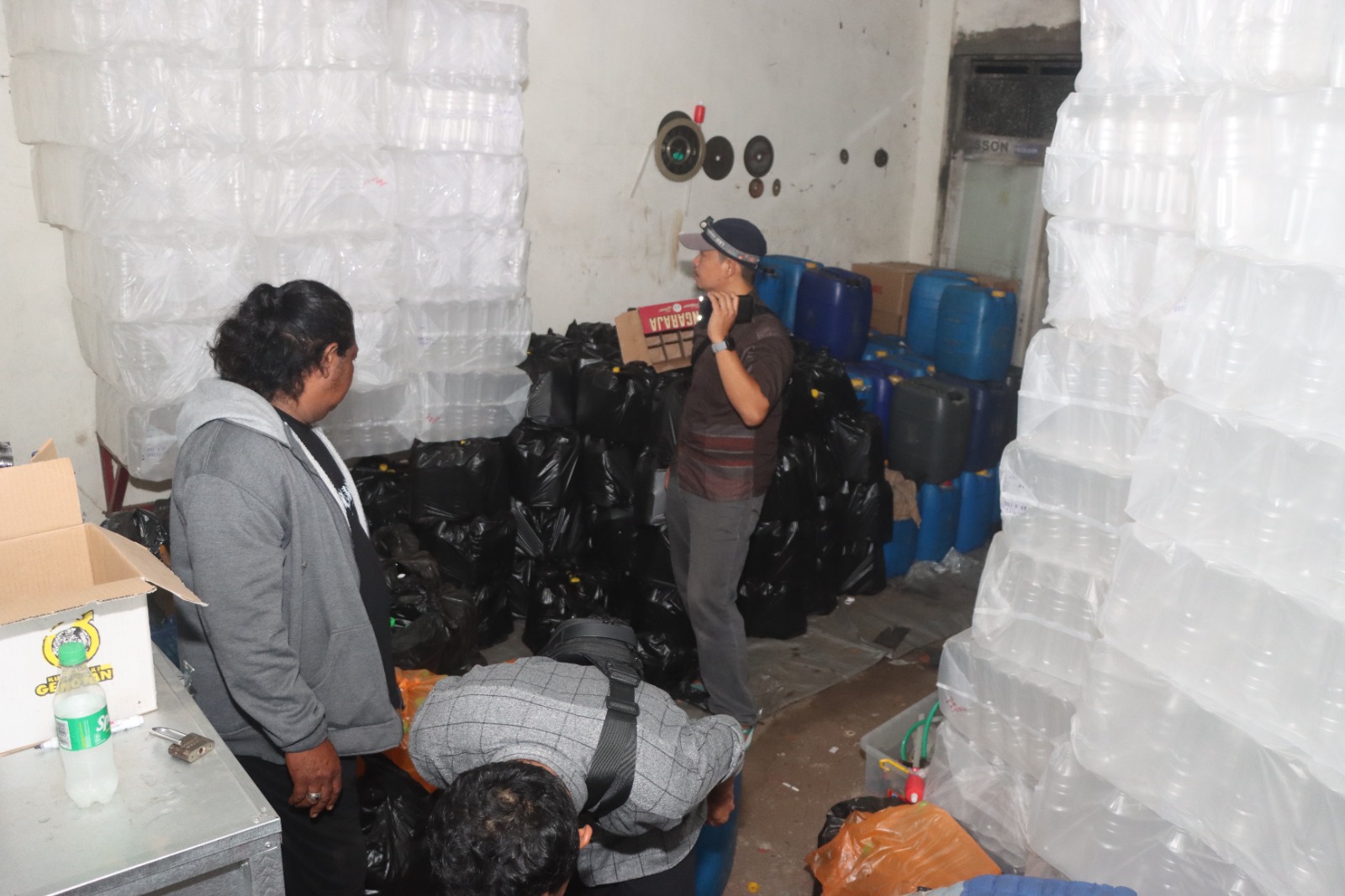 Satreskrim Polres Blitar Kota Grebek Gudang Miras, Tiga Tersangka Diamankan Pemilik Gudang Buron