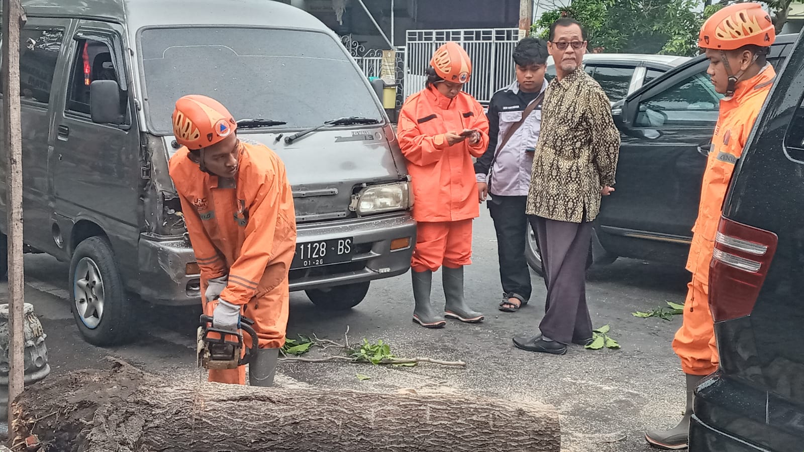 Ditinggal Kondangan, Mobil Tertimpa Pohon di Kota Kediri