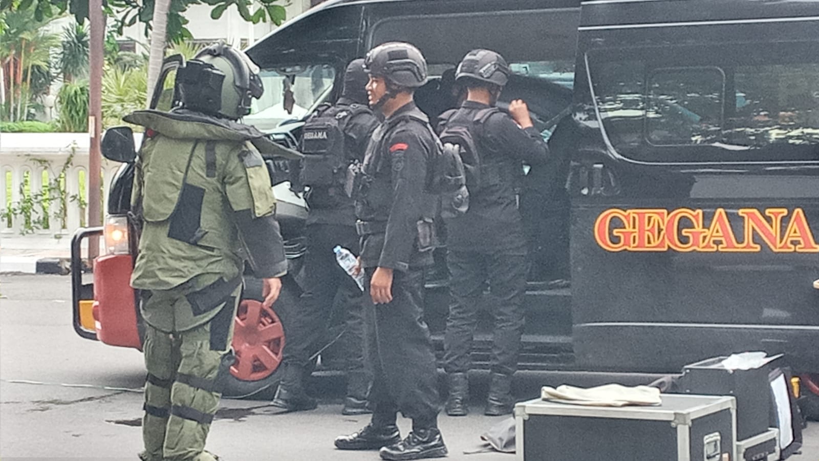 Tas Ransel Berisi Pakaian Kotor Sempat Dicurangi, Brimob Polda Jatim Turun TanganÂ 