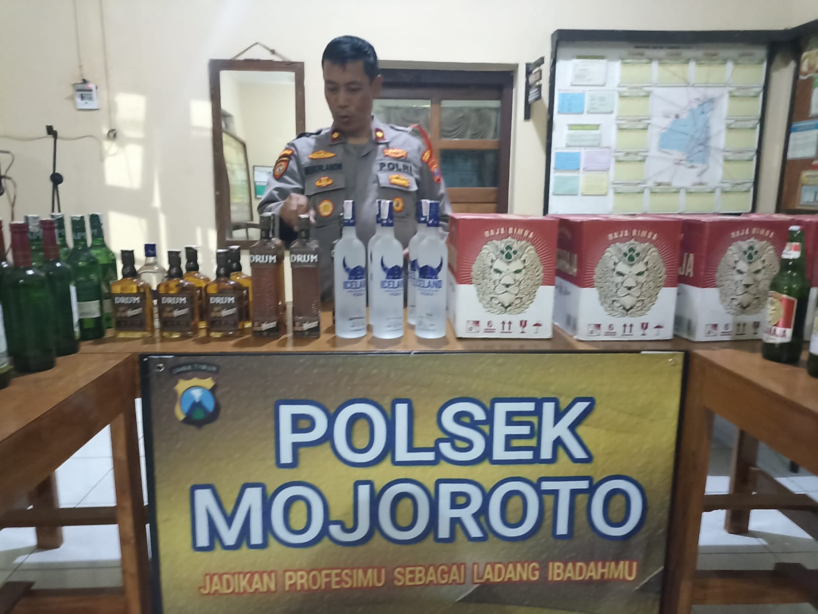 Polsek Mojoroto Sita Ratusan Miras Rencana Untuk Pesta Malam Pergantian TahunÂ 