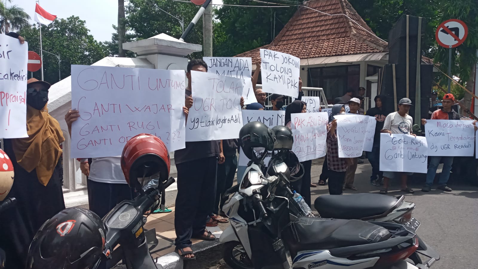 Forum Komunikasi Warga Terdampak Tol Kediri-Tulungagung Demo
