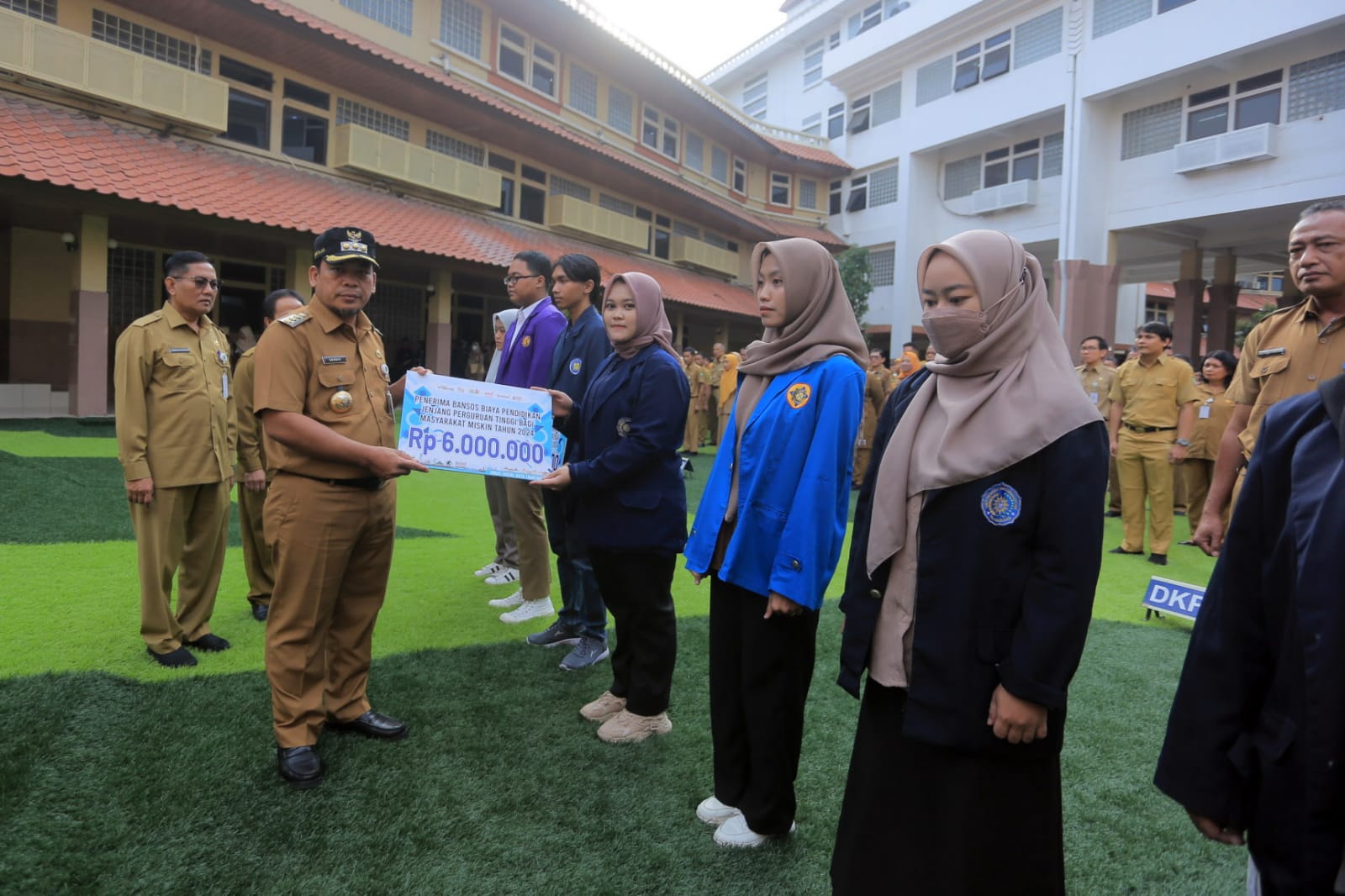 Pj Wali Kota Tangerang Serahkan Bansos Pendidikan Bagi Mahasiswa Kurang Mampu
