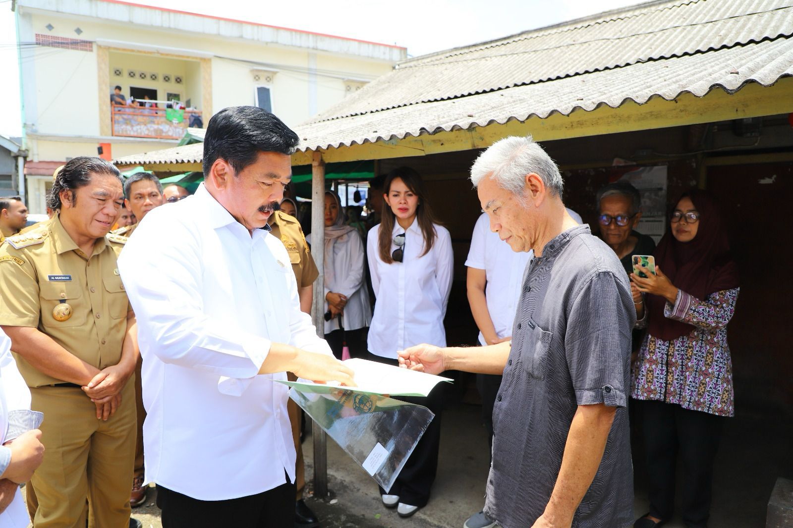 Menteri Hadi Tjahjanto Door To Door Bagikan Sertipikat Tanah di TangselÂ 
