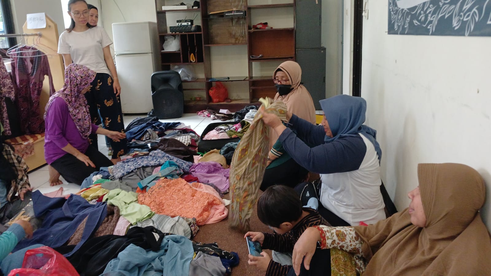 Laris Manis, Bazar UMKM Jual Pakaian BekasÂ 