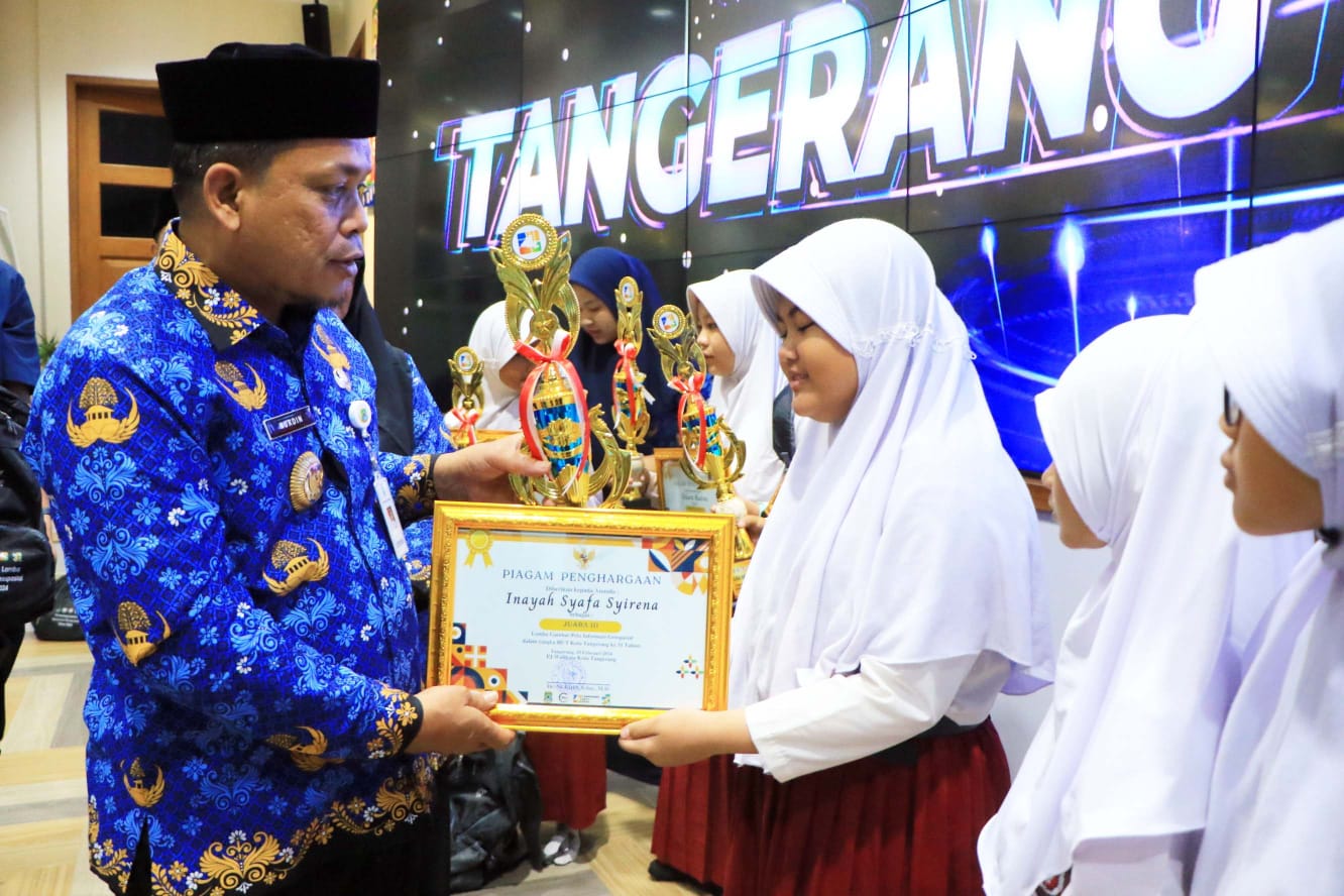 Serahkan Award, Dr. Nurdin : Ajarkan Ilmu Geospasial Sejak Dini agar Bisa berkontribusi pada Pembangunan Kota