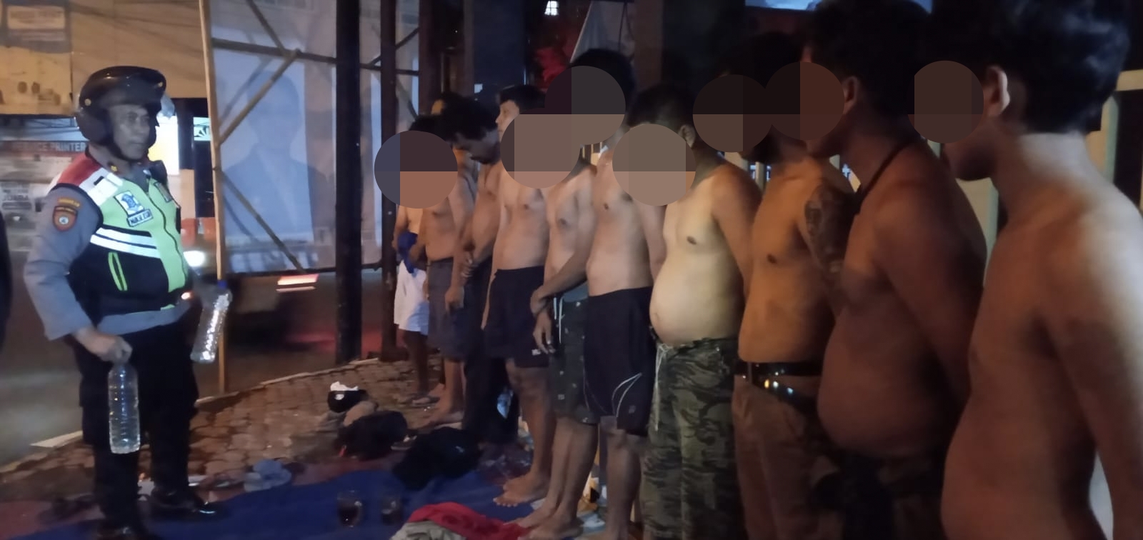 Asyik Tenggak Arak, Remaja Diintrogasi PolisiÂ 