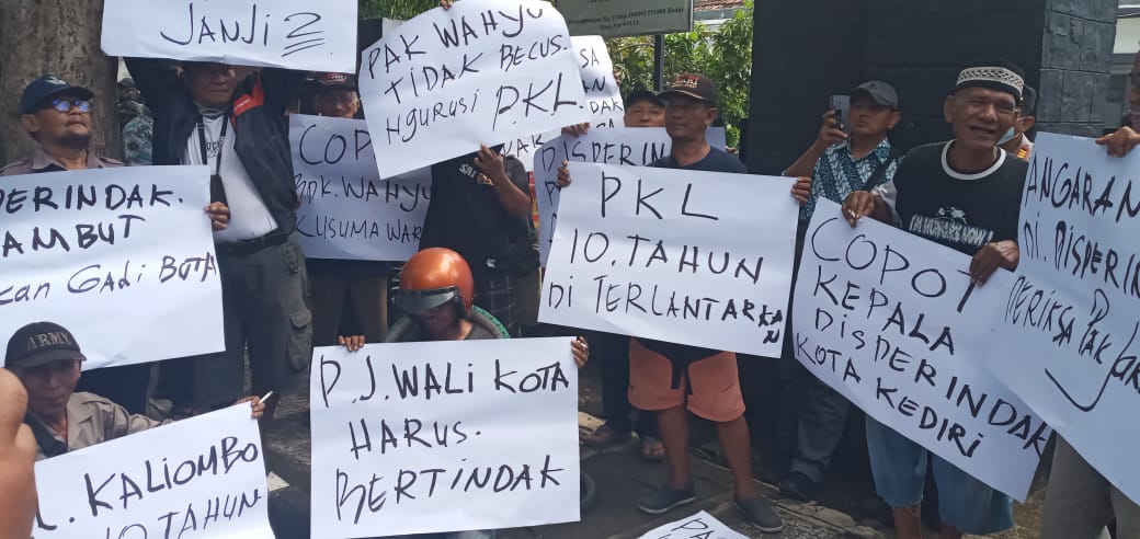 Pedagang Loak Kaliombo Geruduk Kantor Disperindag Kota Kediri
