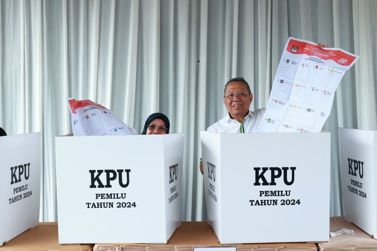 Wali Kota Benyamin Nyoblos di TPS 19 Lengkong Karya
