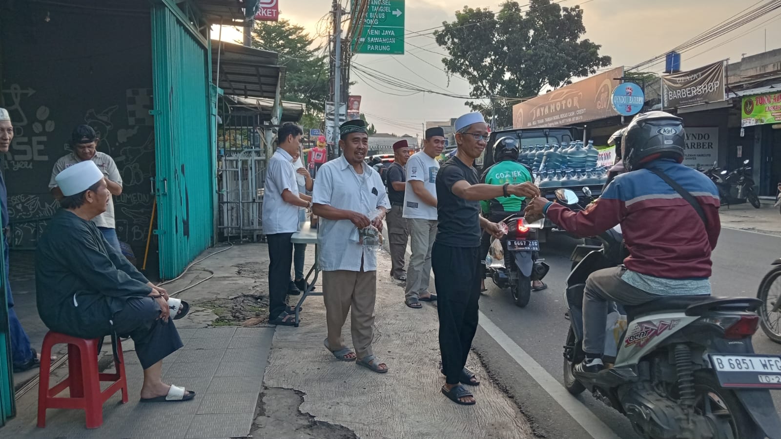 Kembang Latar Banten Besama MPC Fahmi Tamami Tangsel Bagi Bagi Takjil
