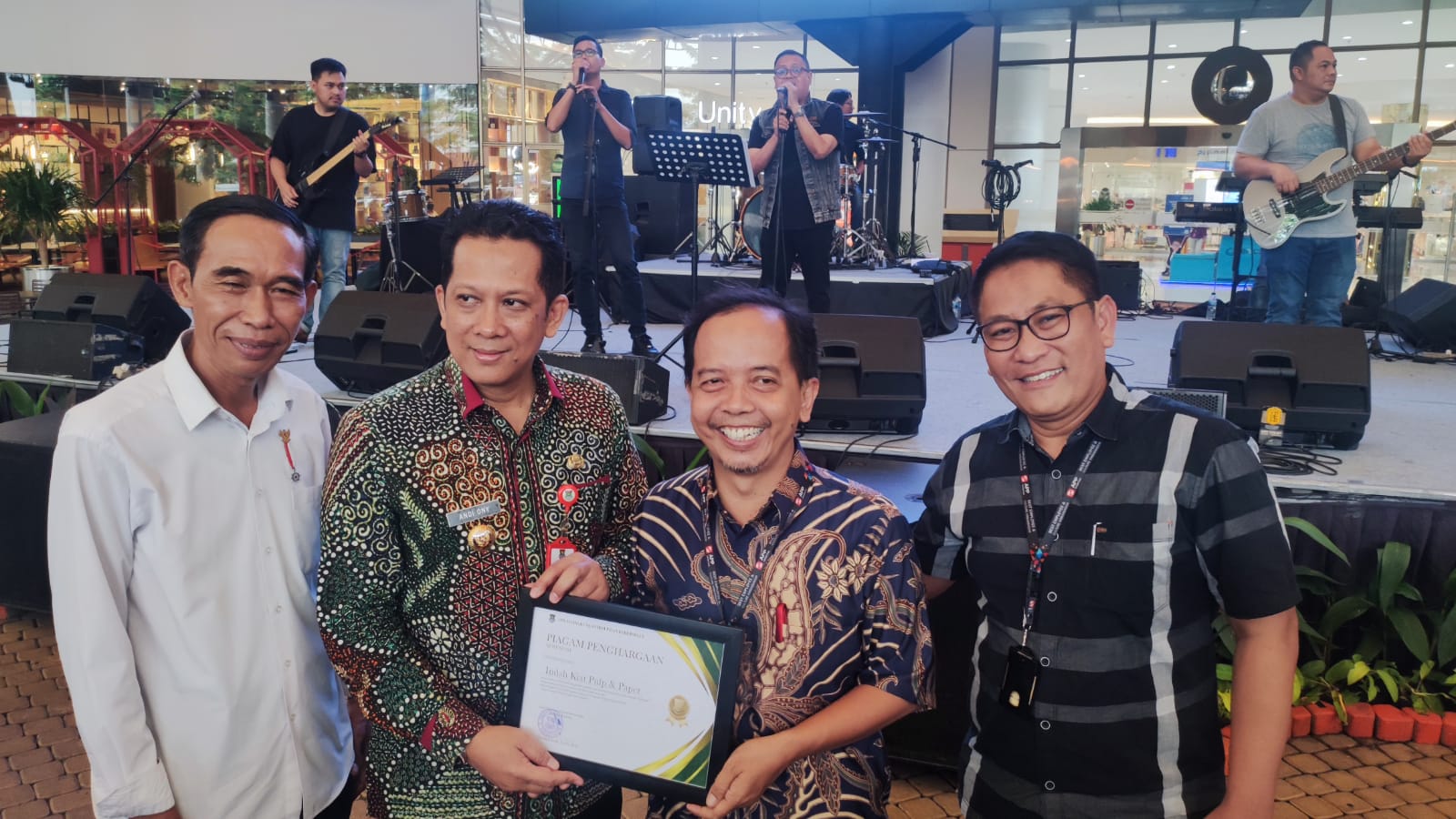 Konsisten Jaga Lingkungan, Pj Bupati Andi Ony Beri Penghargaan PT IKPP