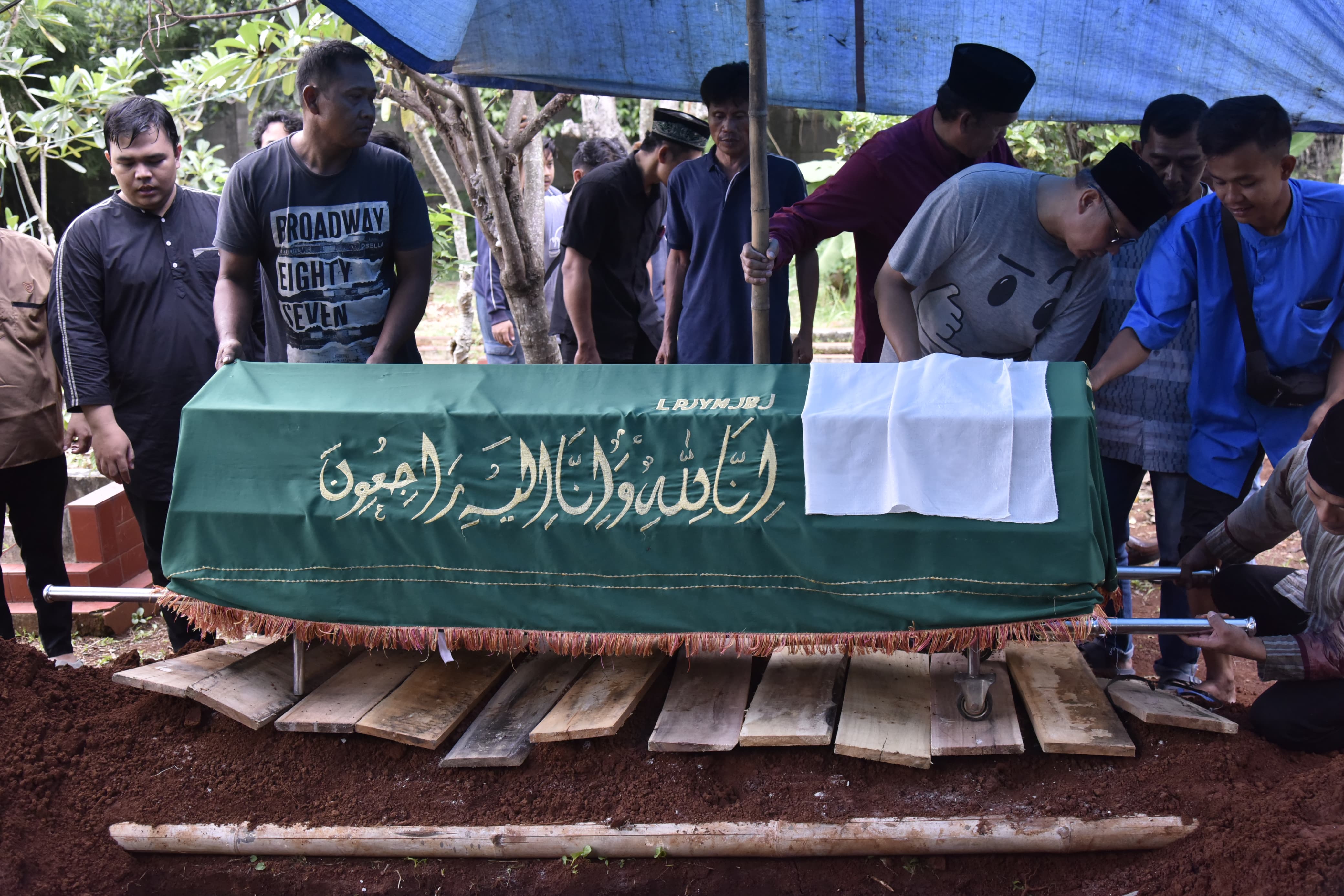 Disperkimta Tangsel Bantu Fasilitasi Pemakaman Jenazah Korban Kecelakaan Bus  Tol Cipali